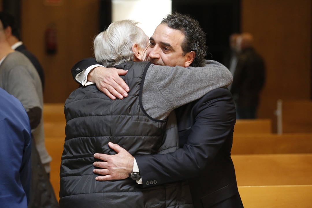 El autor de 'Pescadores', que falleció el pasado 4 de febrero, fue despedido por familiares y amigos al ritmo del tema que él mismo creó.