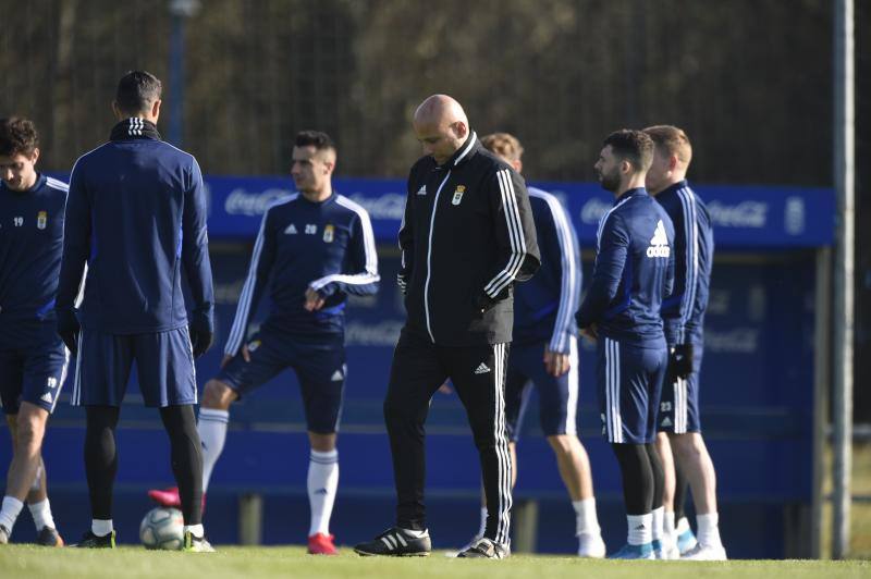 Los jugadores del Real Oviedo han entrenado a las órdenes de Javi Rozada para preparar el encuentro contra el Rayo Vallecano del próximo domingo. 