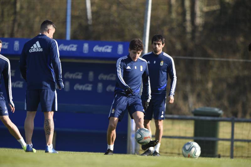 Los jugadores del Real Oviedo han entrenado a las órdenes de Javi Rozada para preparar el encuentro contra el Rayo Vallecano del próximo domingo. 