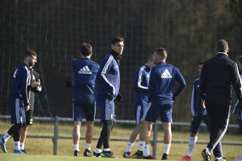 Los jugadores del Real Oviedo han entrenado a las órdenes de Javi Rozada para preparar el encuentro contra el Rayo Vallecano del próximo domingo. 