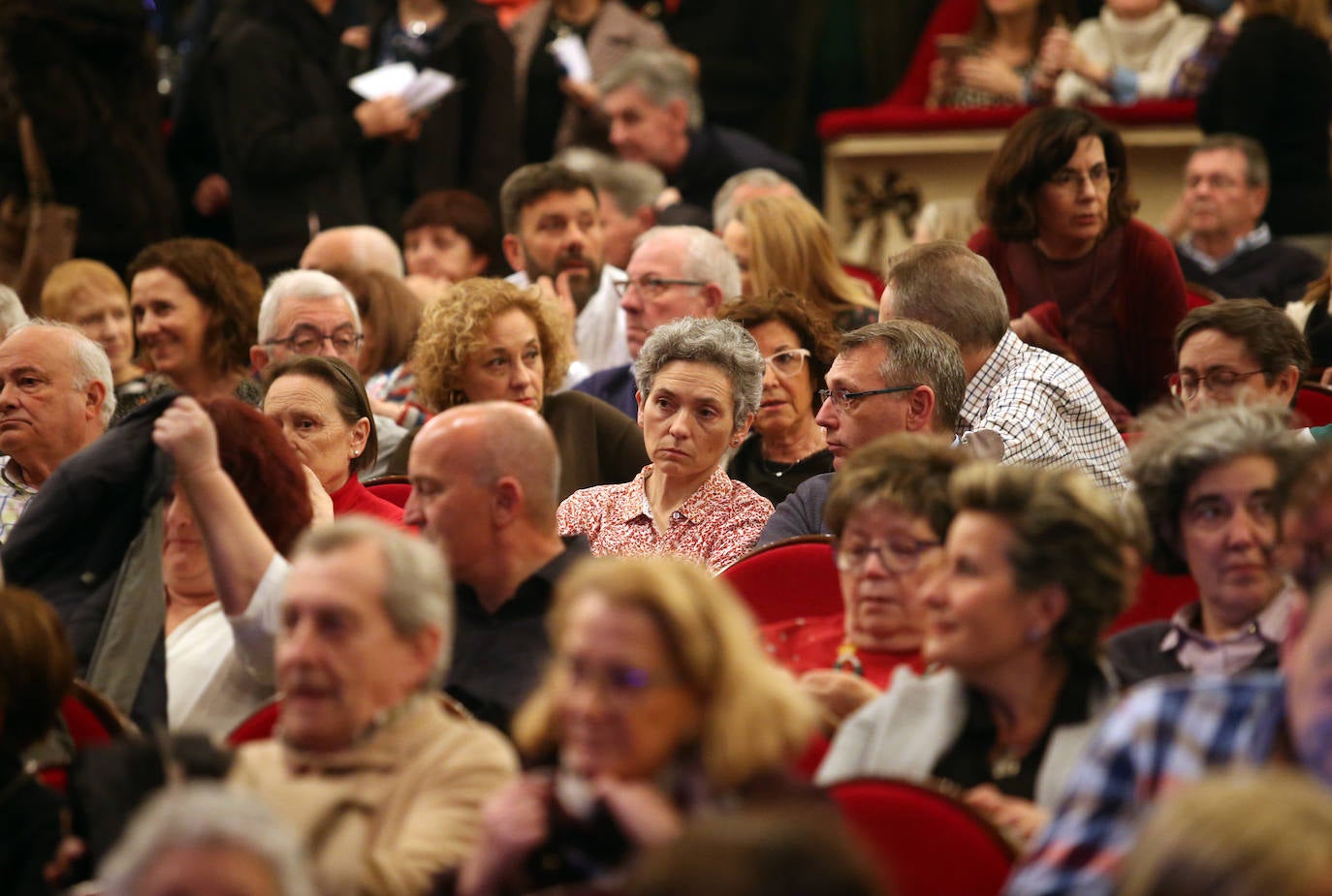 Tres recitales, tres llenos. El de Mieres ha deleitado al público del Teatro Campoamor con un repertorio donde el 80% de sus canciones han sido clásicos. Retoma así su gira 'Casi nada está en su sitio'.