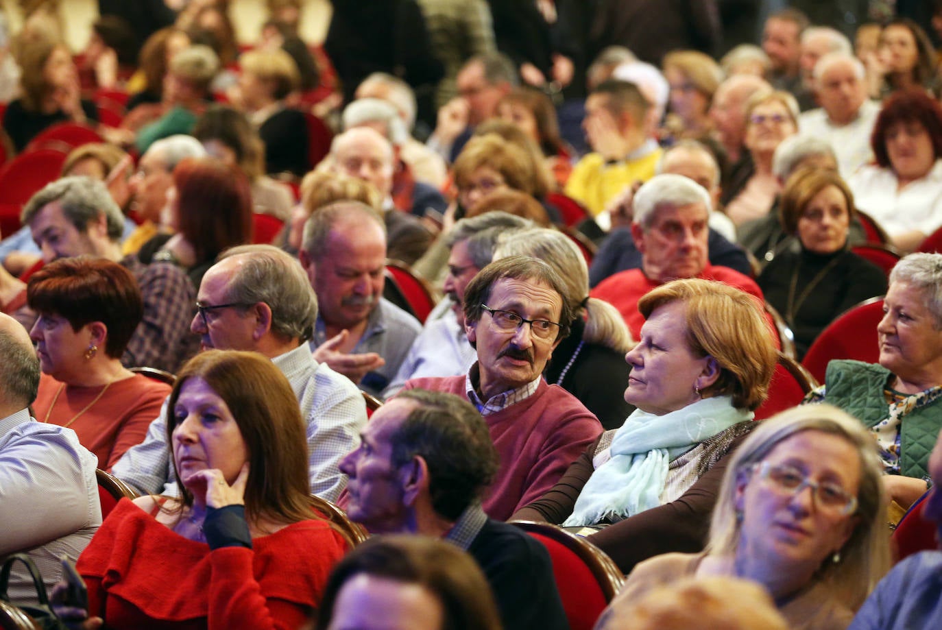 Tres recitales, tres llenos. El de Mieres ha deleitado al público del Teatro Campoamor con un repertorio donde el 80% de sus canciones han sido clásicos. Retoma así su gira 'Casi nada está en su sitio'.