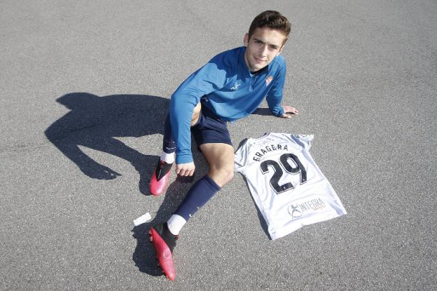 Sobre estas líneas, Gragera, ayer, con la camiseta de su debut como titular con el Sporting. A la izquierda, en el partido de Anduva.