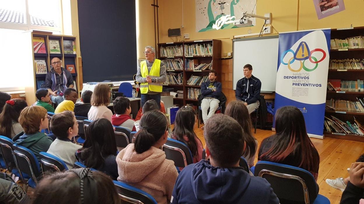 Sergio Llorente y Rolandas Jakstas, durante su visita al Colegio Público Pablo Miaja de Oviedo. 