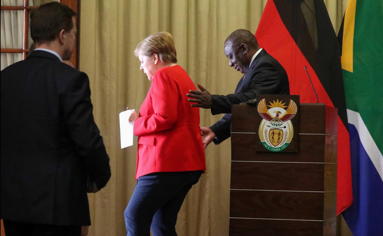 El presidente de Sudáfrica, Ciryl Ramaphosa, y la canciller Merkel, al final de una comparecencia en Pretoria. 