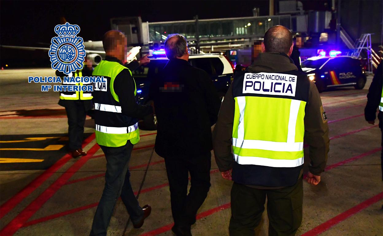 García Juliá, custodiado por agentes de la Policía Nacional a su llegada a España 