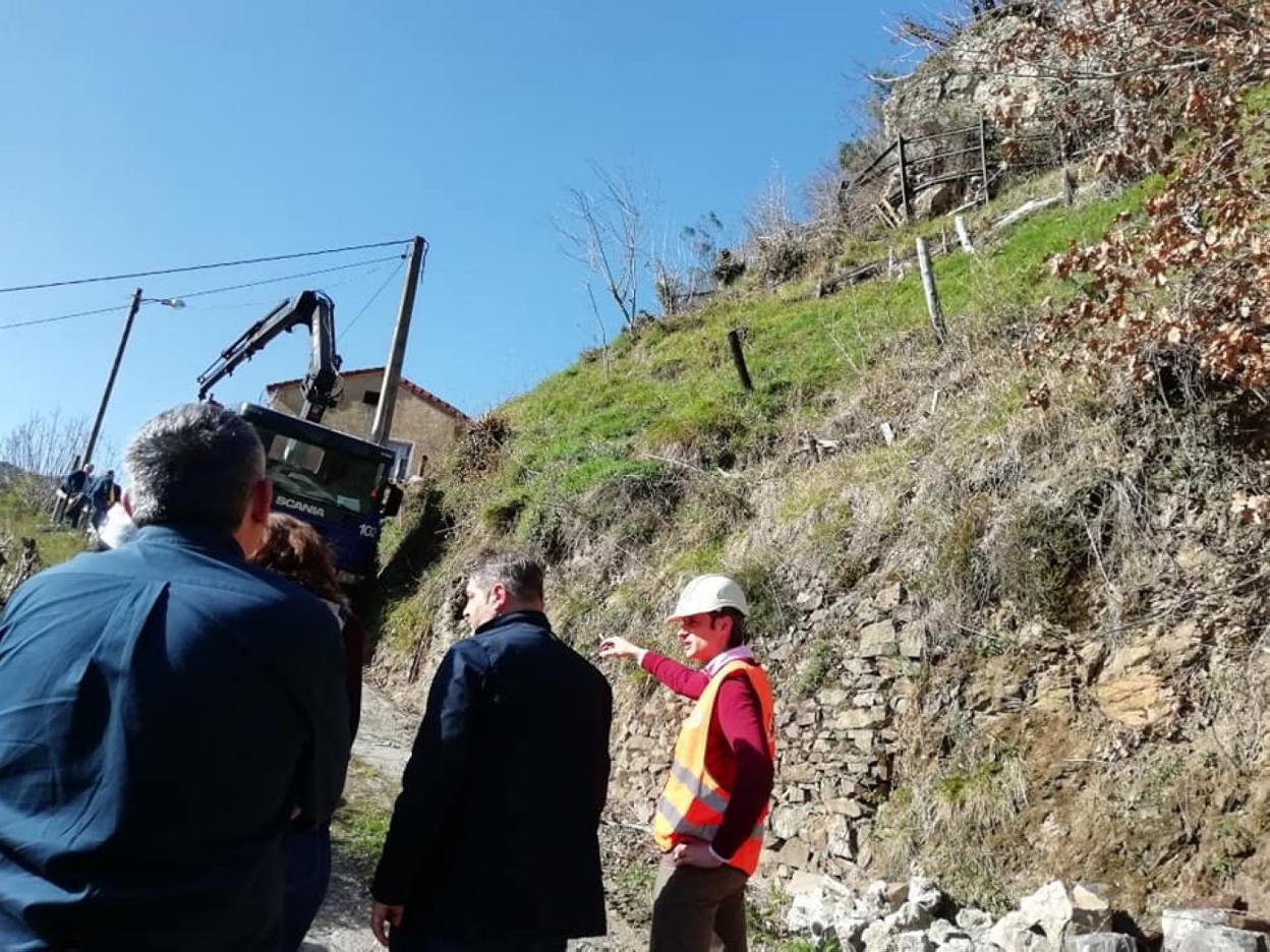 Autoridades municipales y regionales visitaron La Bárgana para evaluar el estado de la zona afectada por el argayo. 