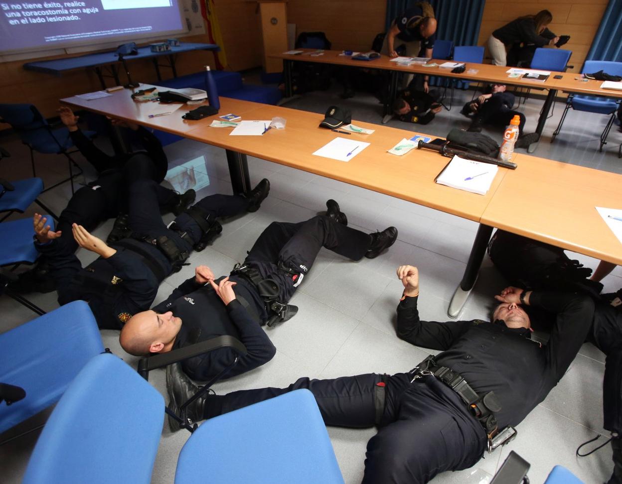 Una de las prácticas consistió en realizar un torniquete.