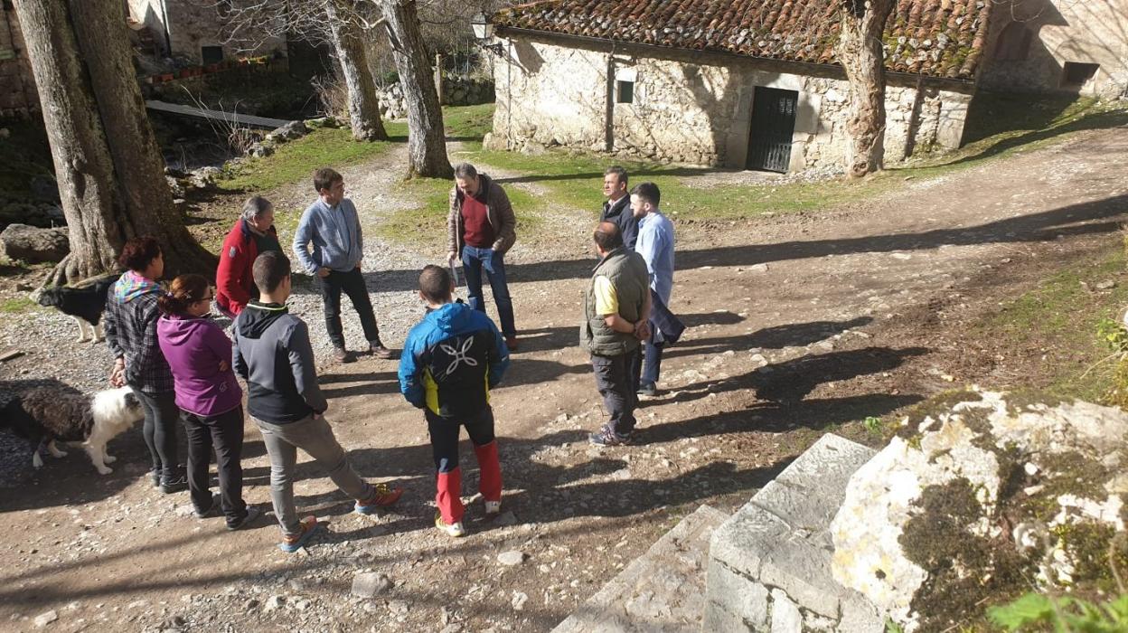 Reunión celebrada ayer con los vecinos en la aldea de Bulnes. 