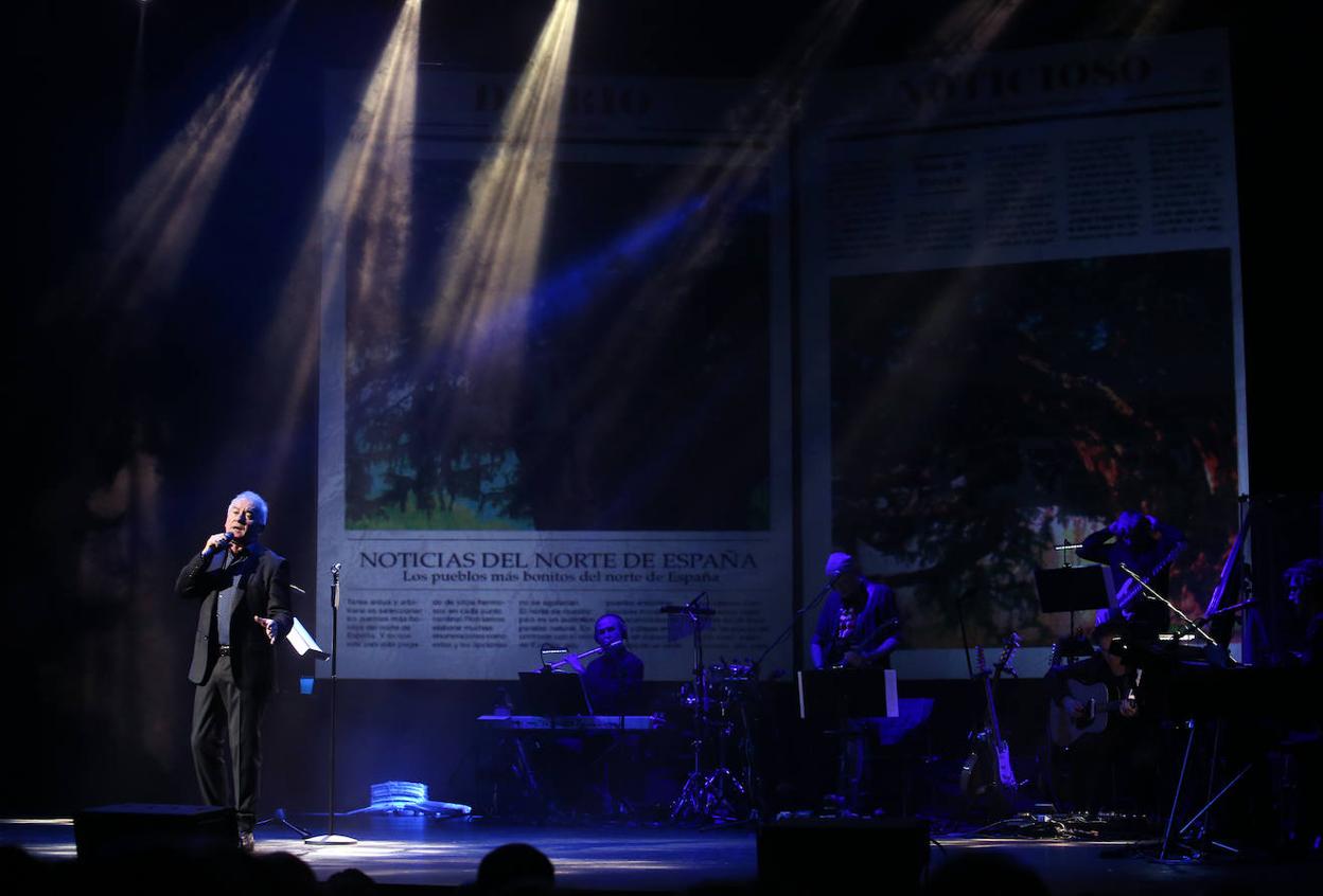 Víctor Manuel, durante un momento de la actuación de anoche en el Teatro Campoamor. 