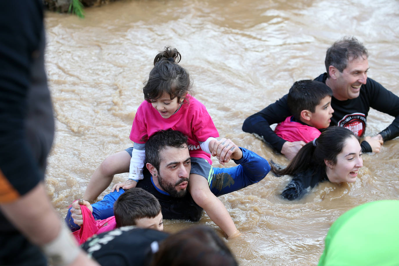 La carrera de Jóvenes Farinatos, reservada para corredores de 13 a 17 años y que cubrieron una distancia de tres kilómetros, dieron protagonismo a las familias. La prueba reina será este domingo.