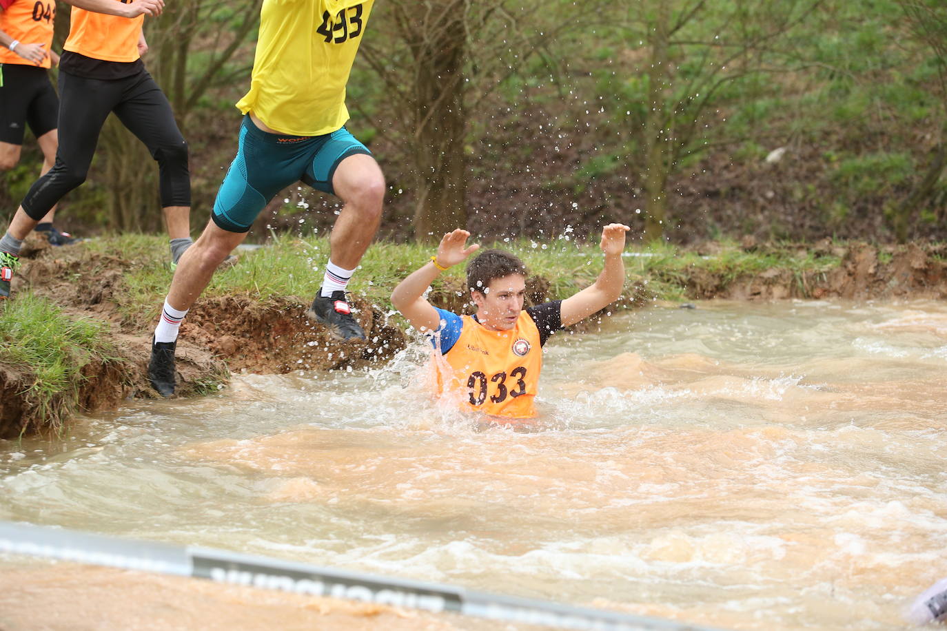 Cientos de deportistas se han dado cita en la capital de Asturias este domingo para participar en esta exigente prueba. Tuvieron que superar 25 obstáculos a lo largo de siete kilómetros. 