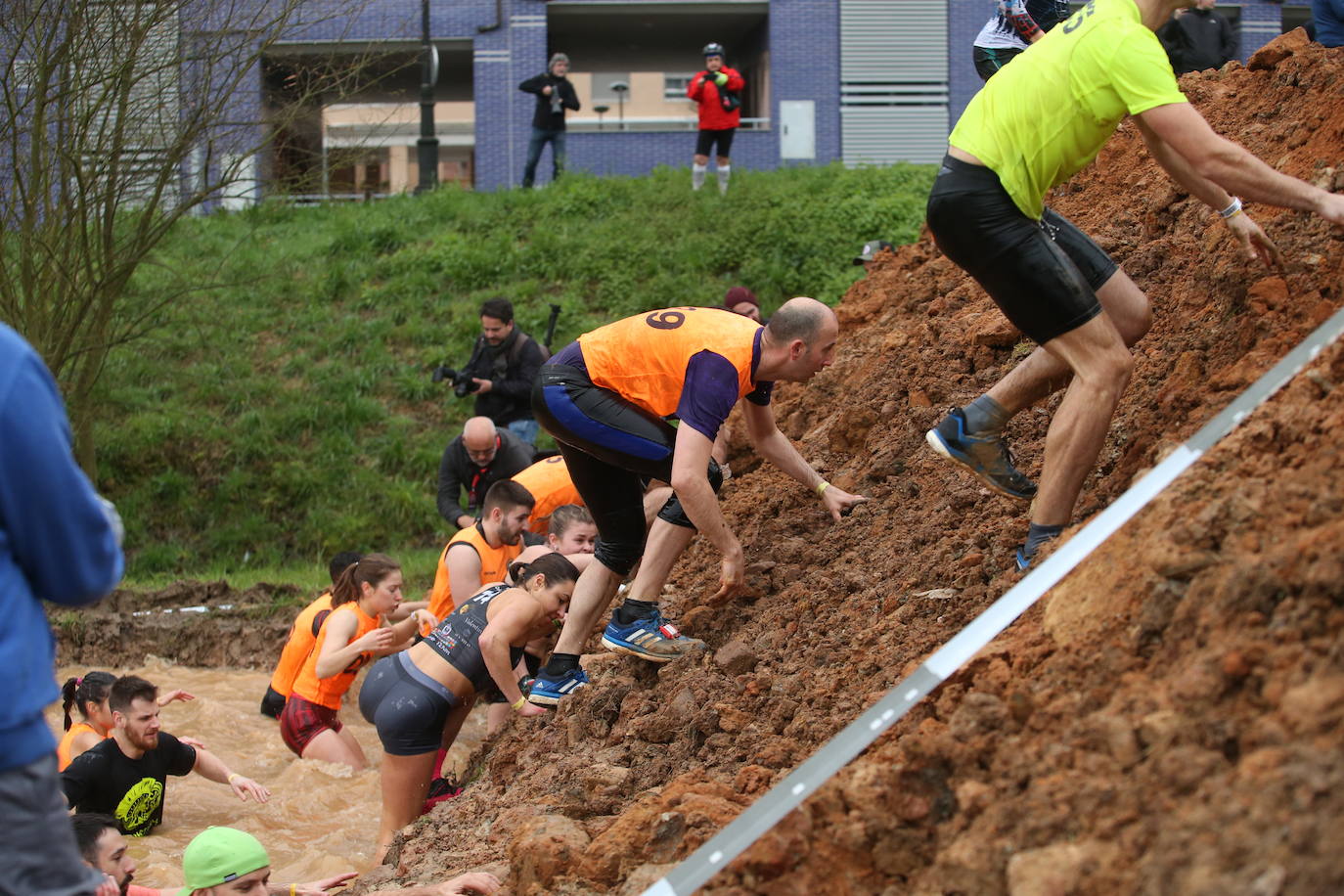Cientos de deportistas se han dado cita en la capital de Asturias este domingo para participar en esta exigente prueba. Tuvieron que superar 25 obstáculos a lo largo de siete kilómetros. 