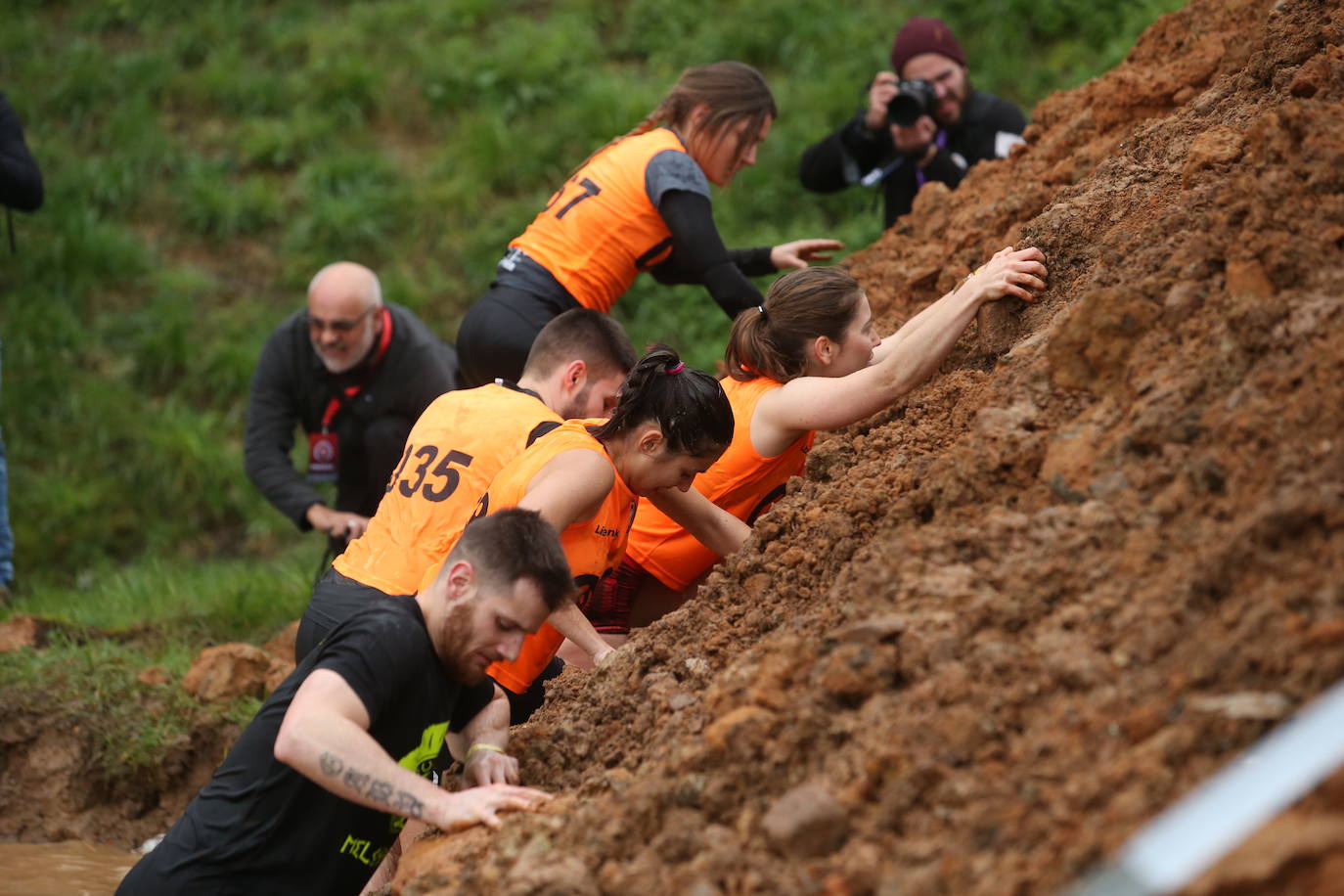 Cientos de deportistas se han dado cita en la capital de Asturias este domingo para participar en esta exigente prueba. Tuvieron que superar 25 obstáculos a lo largo de siete kilómetros. 