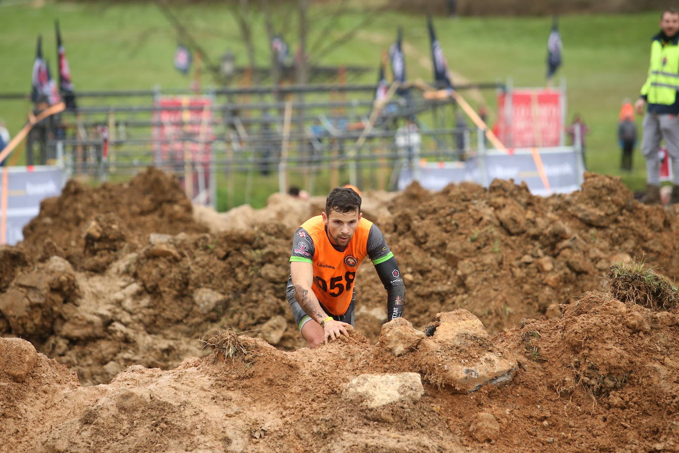 Cientos de deportistas se han dado cita en la capital de Asturias este domingo para participar en esta exigente prueba. Tuvieron que superar 25 obstáculos a lo largo de siete kilómetros. 