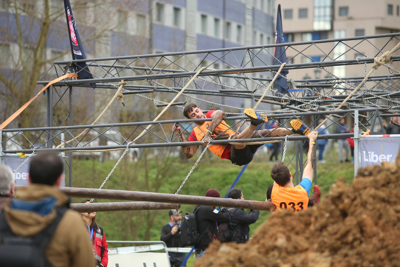 Cientos de deportistas se han dado cita en la capital de Asturias este domingo para participar en esta exigente prueba. Tuvieron que superar 25 obstáculos a lo largo de siete kilómetros. 