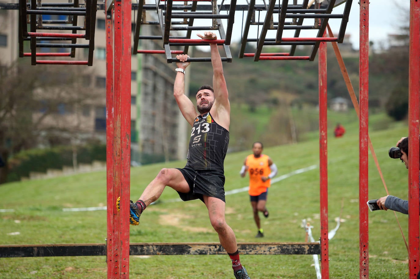 Cientos de deportistas se han dado cita en la capital de Asturias este domingo para participar en esta exigente prueba. Tuvieron que superar 25 obstáculos a lo largo de siete kilómetros. 