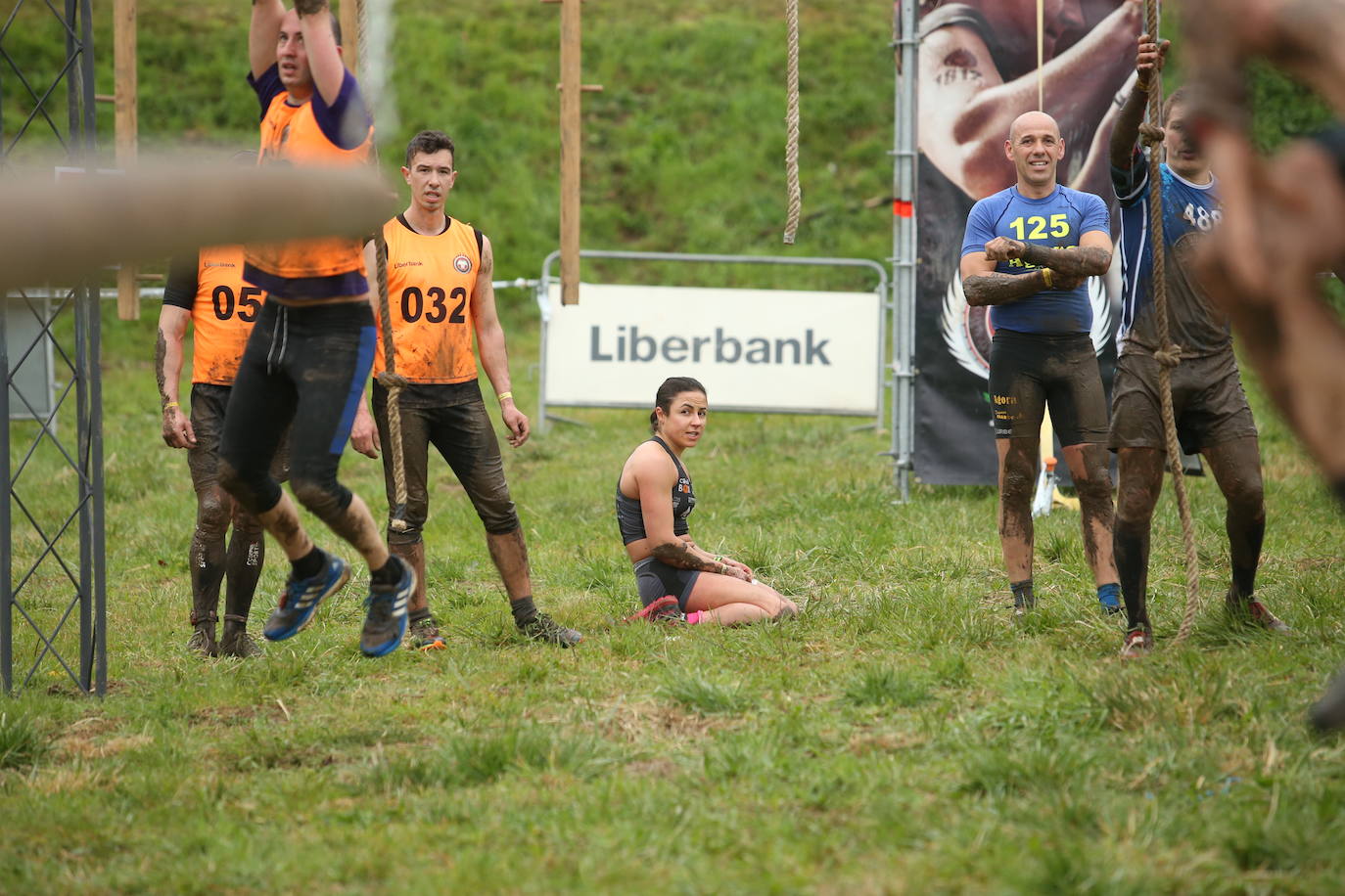 Cientos de deportistas se han dado cita en la capital de Asturias este domingo para participar en esta exigente prueba. Tuvieron que superar 25 obstáculos a lo largo de siete kilómetros. 