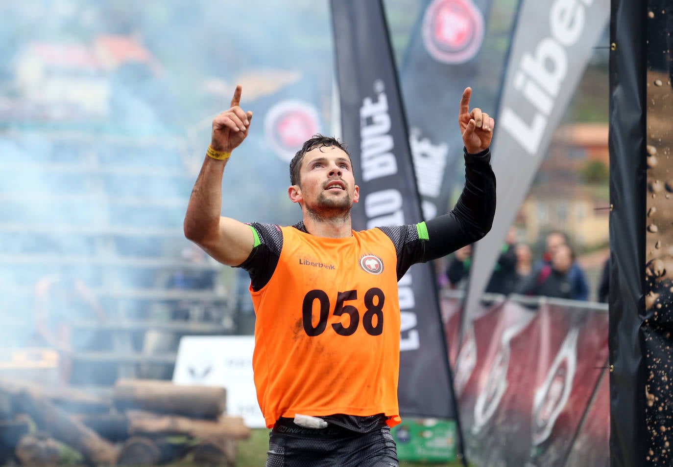 Cientos de deportistas se han dado cita en la capital de Asturias este domingo para participar en esta exigente prueba. Tuvieron que superar 25 obstáculos a lo largo de siete kilómetros. 