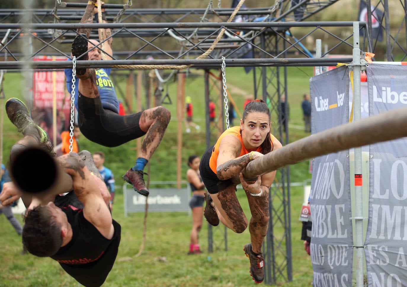 Cientos de deportistas se han dado cita en la capital de Asturias este domingo para participar en esta exigente prueba. Tuvieron que superar 25 obstáculos a lo largo de siete kilómetros. 