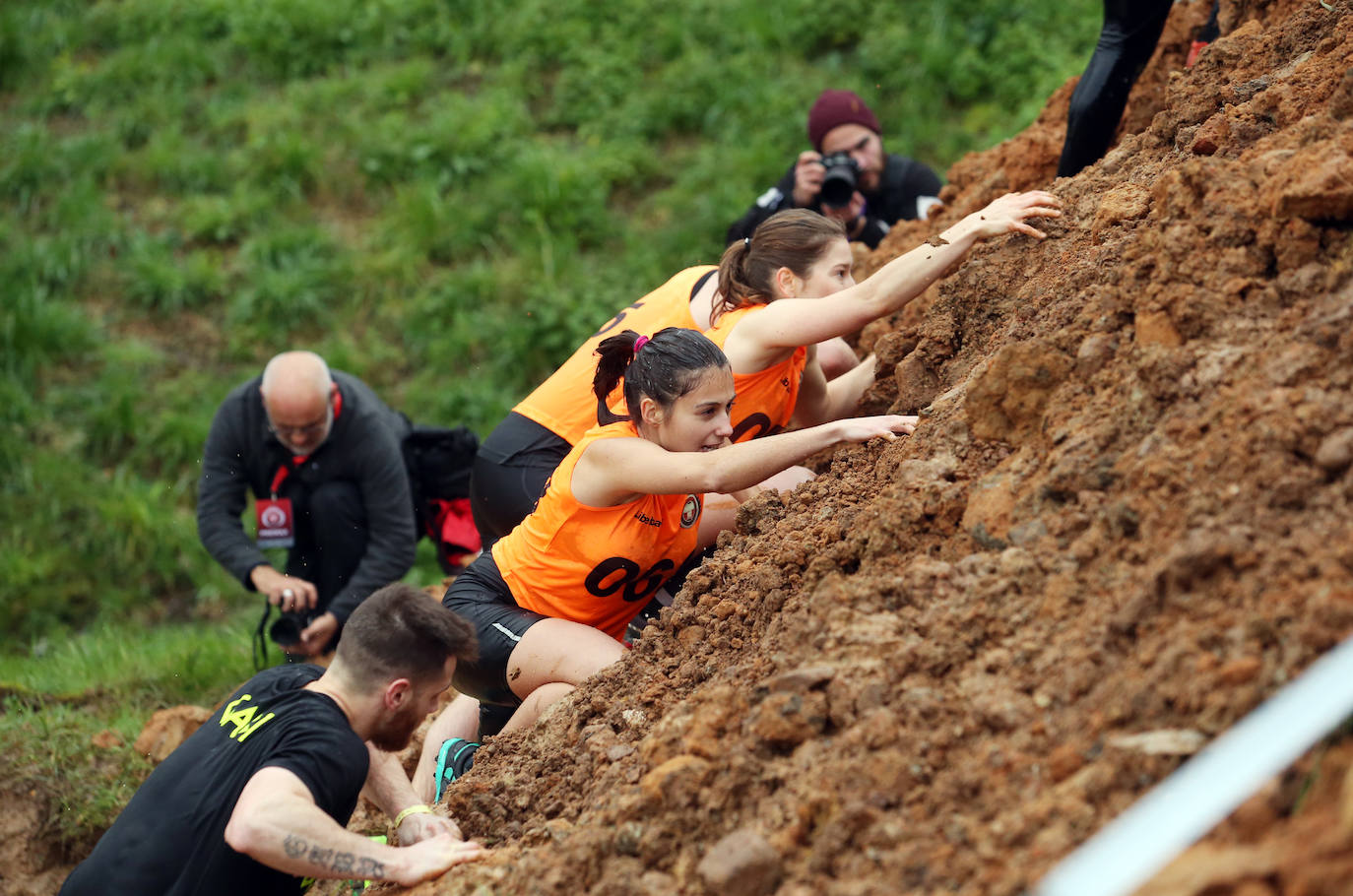 Cientos de deportistas se han dado cita en la capital de Asturias este domingo para participar en esta exigente prueba. Tuvieron que superar 25 obstáculos a lo largo de siete kilómetros. 