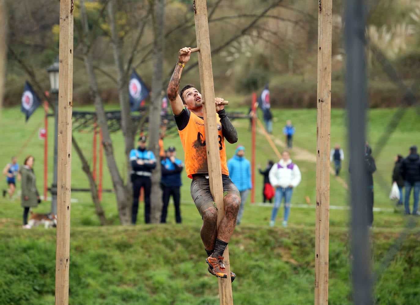 Cientos de deportistas se han dado cita en la capital de Asturias este domingo para participar en esta exigente prueba. Tuvieron que superar 25 obstáculos a lo largo de siete kilómetros. 