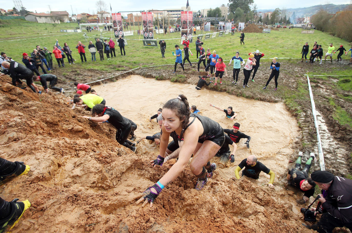 Cientos de deportistas se han dado cita en la capital de Asturias este domingo para participar en esta exigente prueba. Tuvieron que superar 25 obstáculos a lo largo de siete kilómetros
