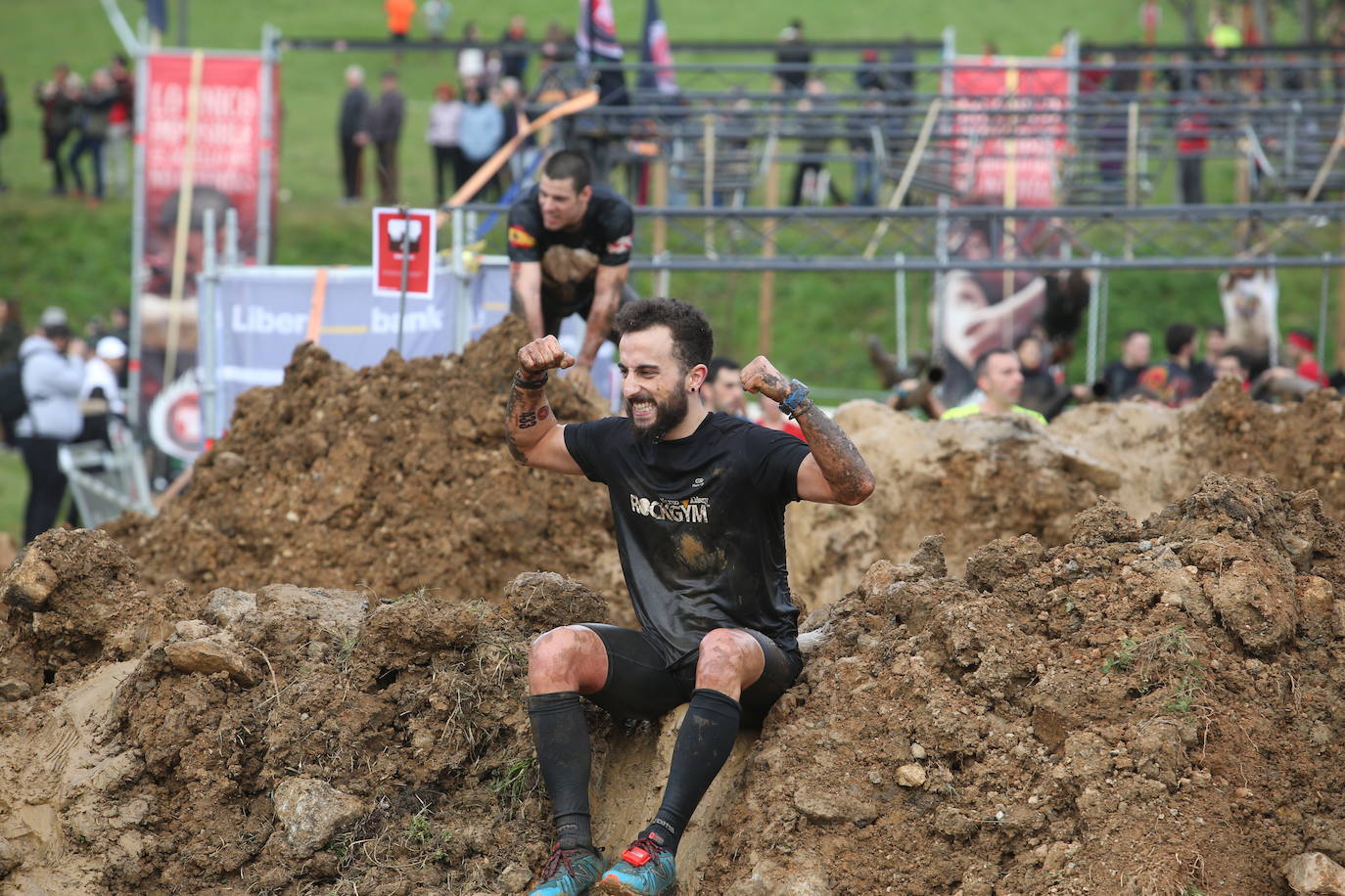 Cientos de deportistas se han dado cita en la capital de Asturias este domingo para participar en esta exigente prueba. Tuvieron que superar 25 obstáculos a lo largo de siete kilómetros