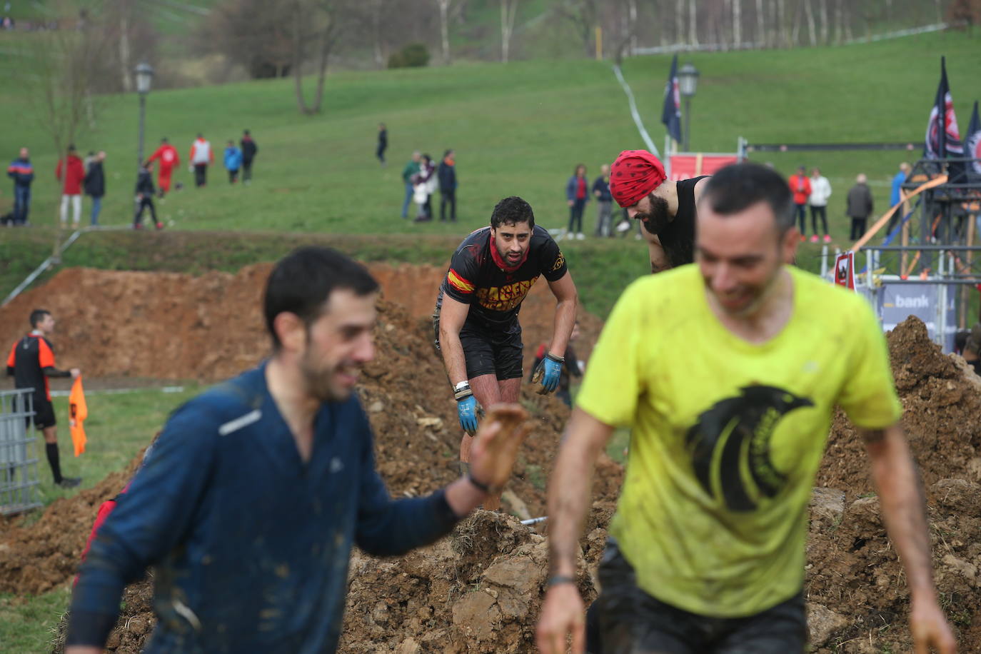 Cientos de deportistas se han dado cita en la capital de Asturias este domingo para participar en esta exigente prueba. Tuvieron que superar 25 obstáculos a lo largo de siete kilómetros