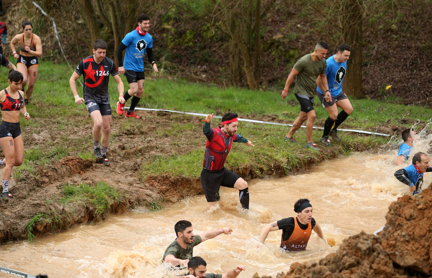 Cientos de deportistas se han dado cita en la capital de Asturias este domingo para participar en esta exigente prueba. Tuvieron que superar 25 obstáculos a lo largo de siete kilómetros