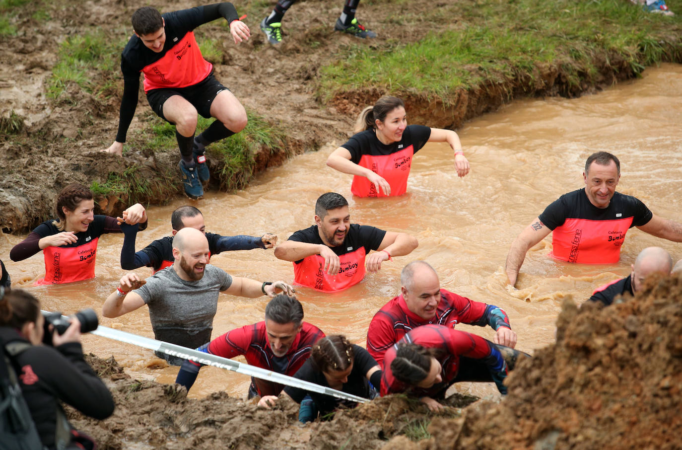 Cientos de deportistas se han dado cita en la capital de Asturias este domingo para participar en esta exigente prueba. Tuvieron que superar 25 obstáculos a lo largo de siete kilómetros