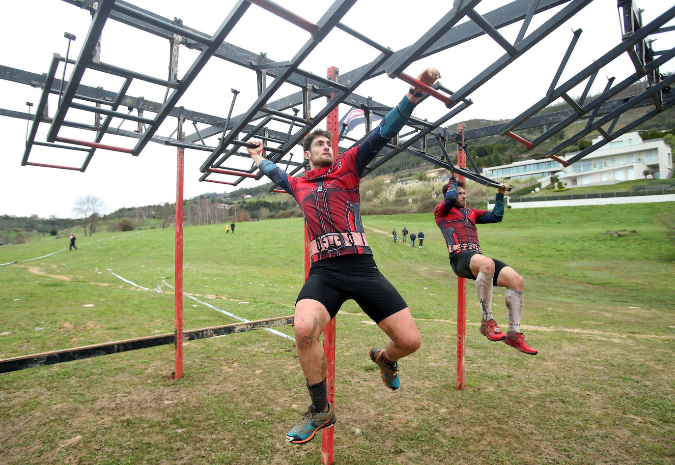 Cientos de deportistas se han dado cita en la capital de Asturias este domingo para participar en esta exigente prueba. Tuvieron que superar 25 obstáculos a lo largo de siete kilómetros