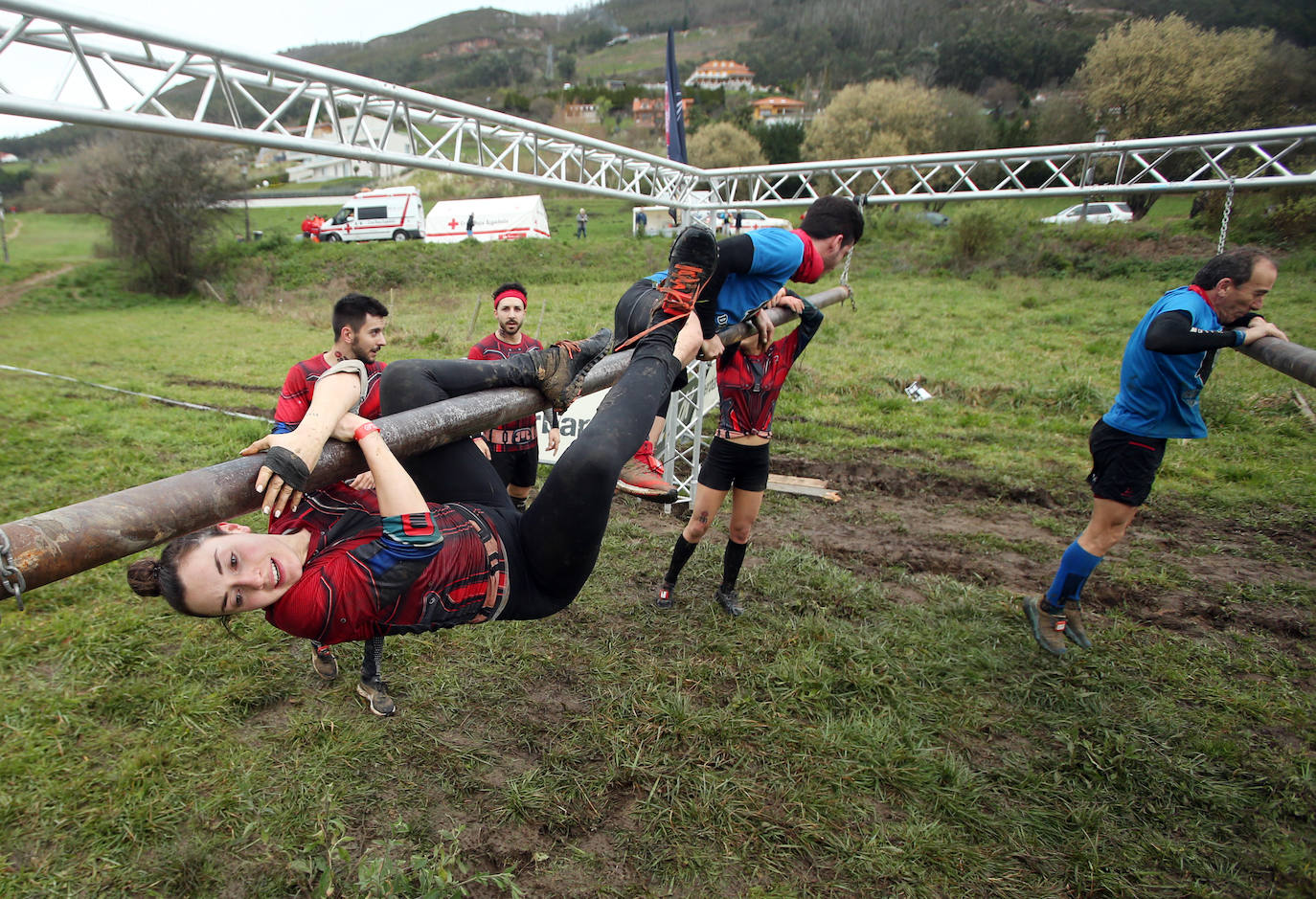 Cientos de deportistas se han dado cita en la capital de Asturias este domingo para participar en esta exigente prueba. Tuvieron que superar 25 obstáculos a lo largo de siete kilómetros