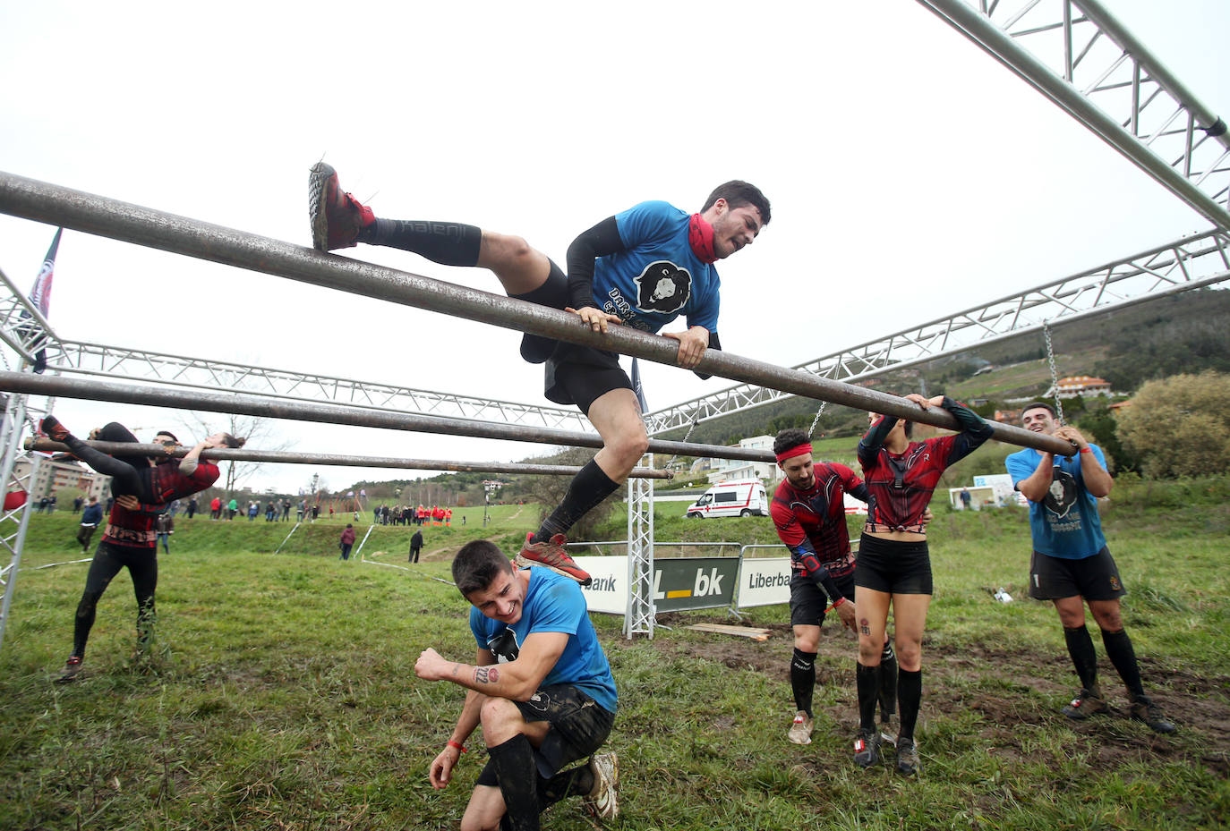Cientos de deportistas se han dado cita en la capital de Asturias este domingo para participar en esta exigente prueba. Tuvieron que superar 25 obstáculos a lo largo de siete kilómetros