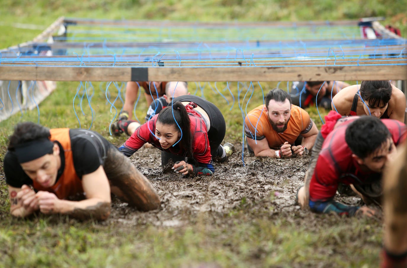 Cientos de deportistas se han dado cita en la capital de Asturias este domingo para participar en esta exigente prueba. Tuvieron que superar 25 obstáculos a lo largo de siete kilómetros