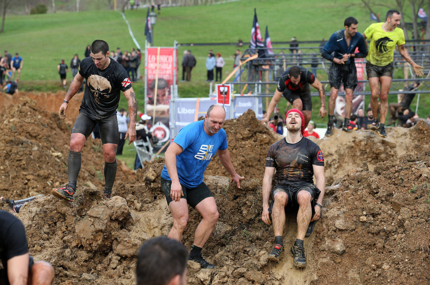 Cientos de deportistas se han dado cita en la capital de Asturias este domingo para participar en esta exigente prueba. Tuvieron que superar 25 obstáculos a lo largo de siete kilómetros