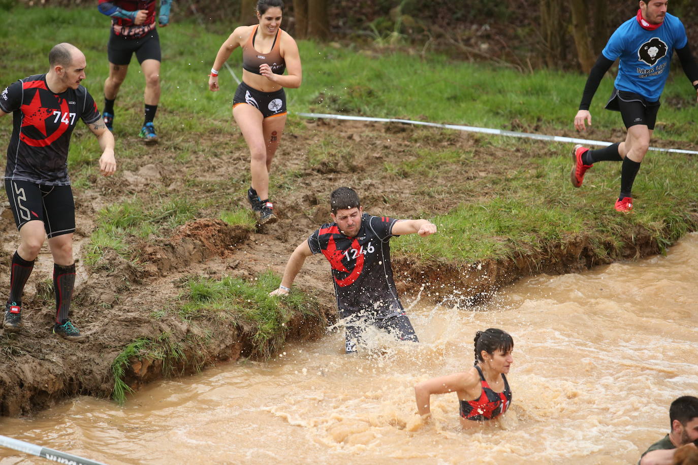 Cientos de deportistas se han dado cita en la capital de Asturias este domingo para participar en esta exigente prueba. Tuvieron que superar 25 obstáculos a lo largo de siete kilómetros