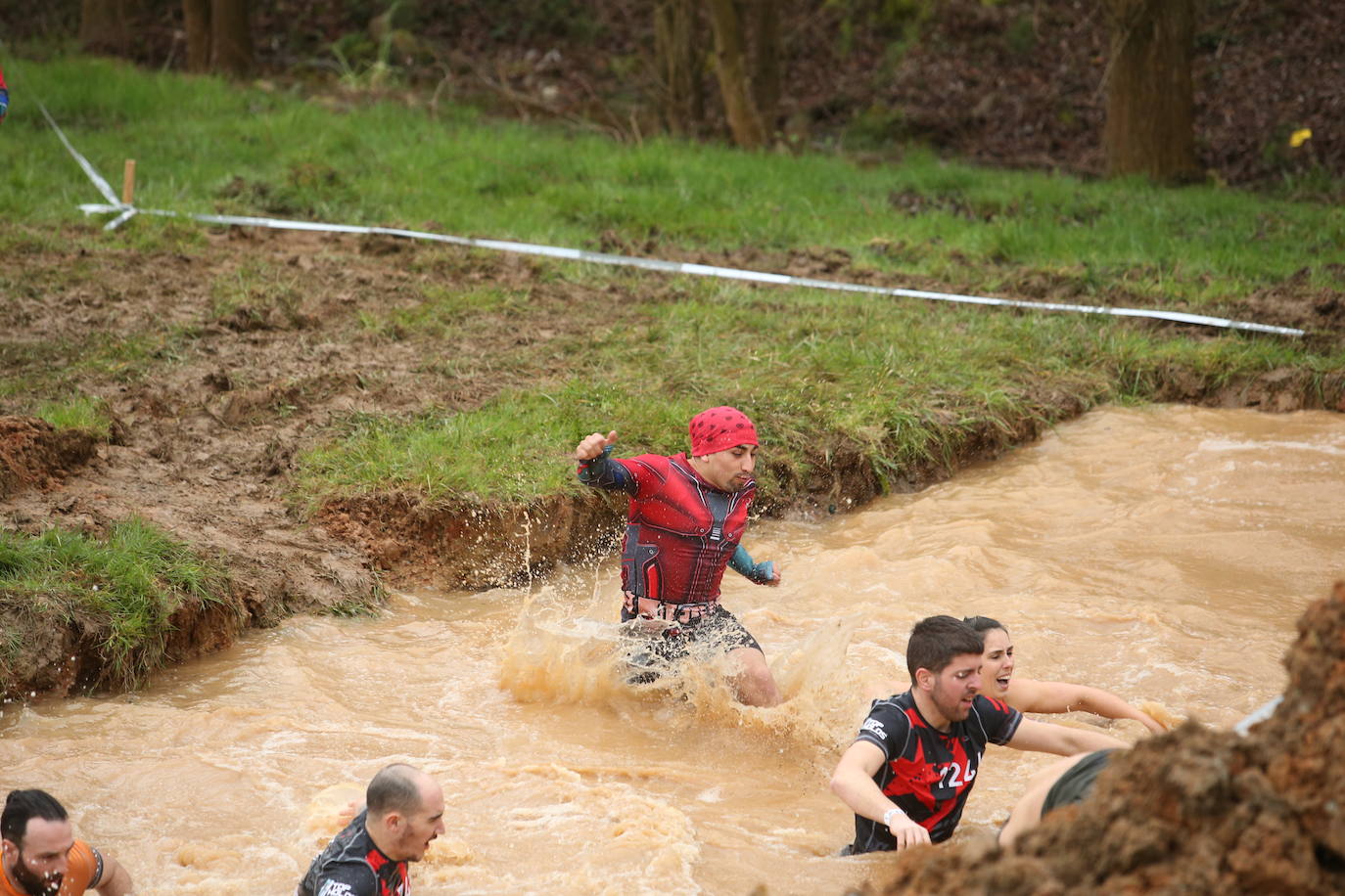 Cientos de deportistas se han dado cita en la capital de Asturias este domingo para participar en esta exigente prueba. Tuvieron que superar 25 obstáculos a lo largo de siete kilómetros