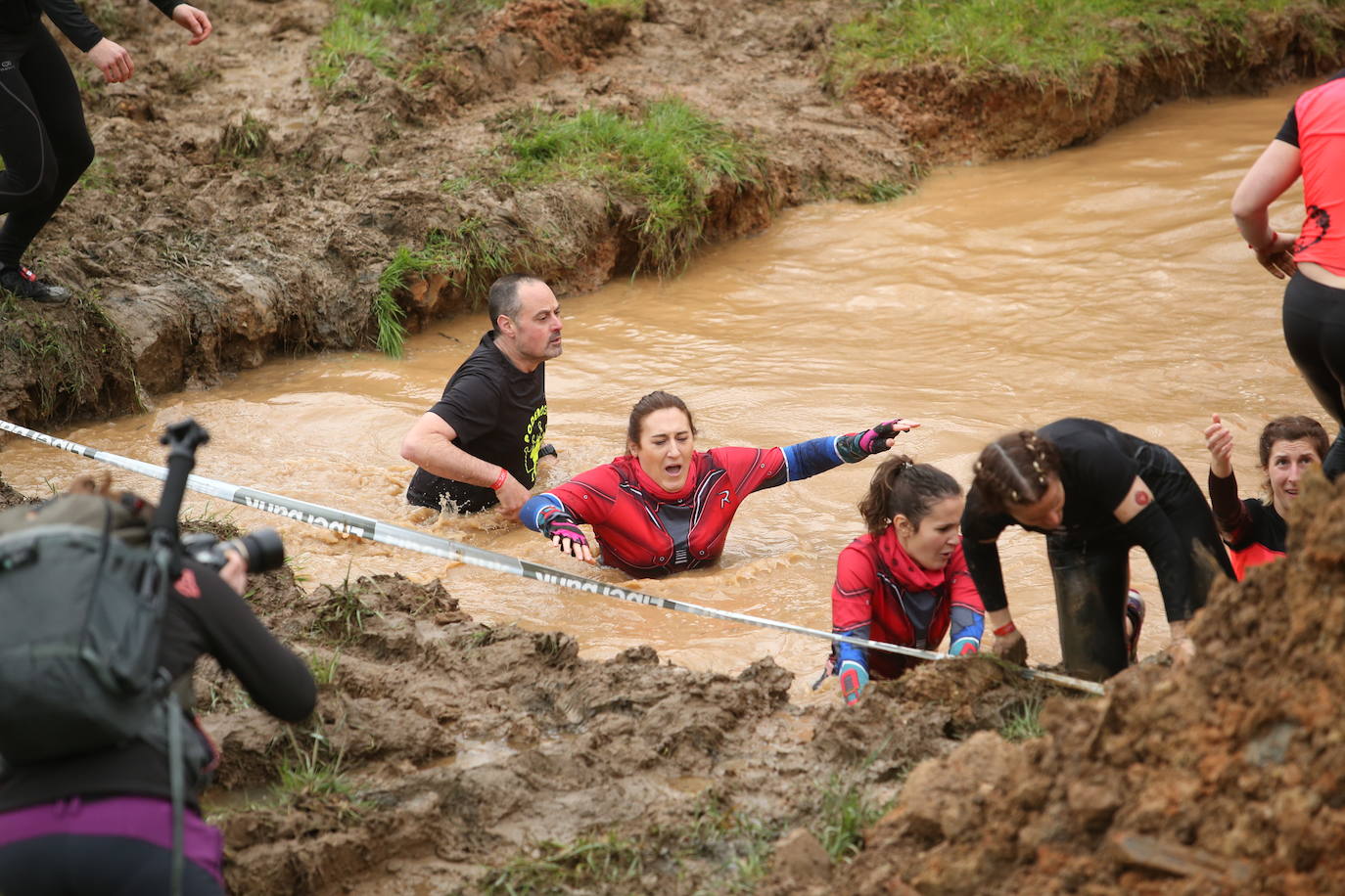 Cientos de deportistas se han dado cita en la capital de Asturias este domingo para participar en esta exigente prueba. Tuvieron que superar 25 obstáculos a lo largo de siete kilómetros