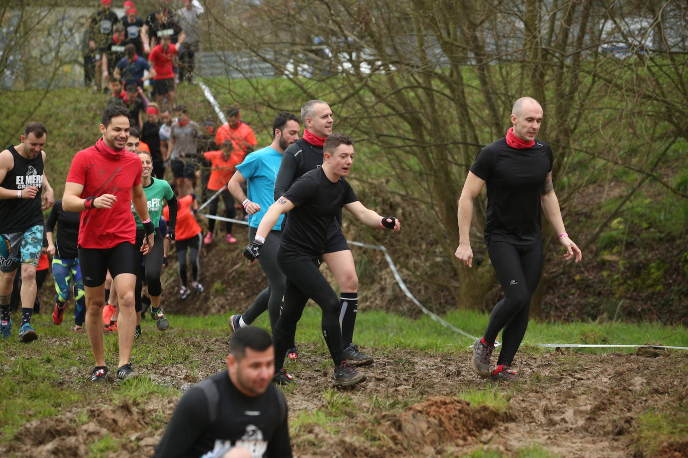 Cientos de deportistas se han dado cita en la capital de Asturias este domingo para participar en esta exigente prueba. Tuvieron que superar 25 obstáculos a lo largo de siete kilómetros