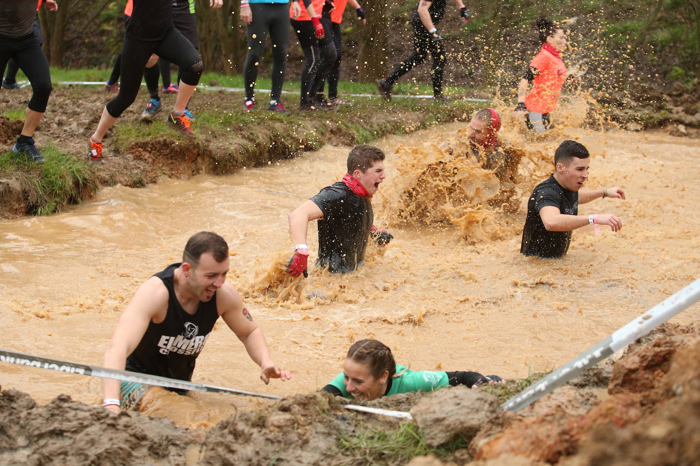 Cientos de deportistas se han dado cita en la capital de Asturias este domingo para participar en esta exigente prueba. Tuvieron que superar 25 obstáculos a lo largo de siete kilómetros