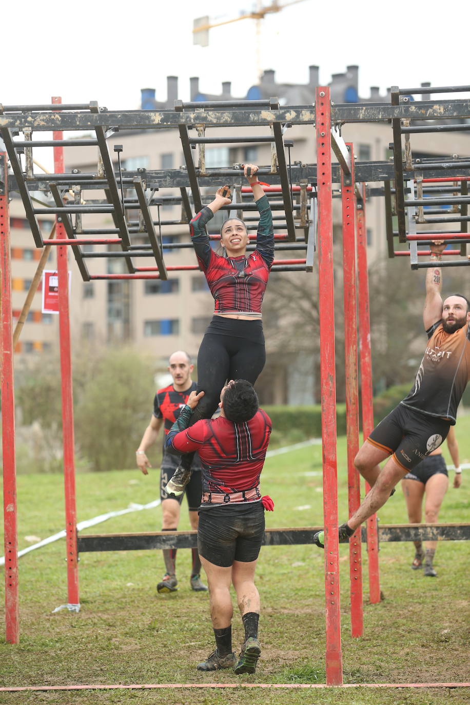 Cientos de deportistas se han dado cita en la capital de Asturias este domingo para participar en esta exigente prueba. Tuvieron que superar 25 obstáculos a lo largo de siete kilómetros
