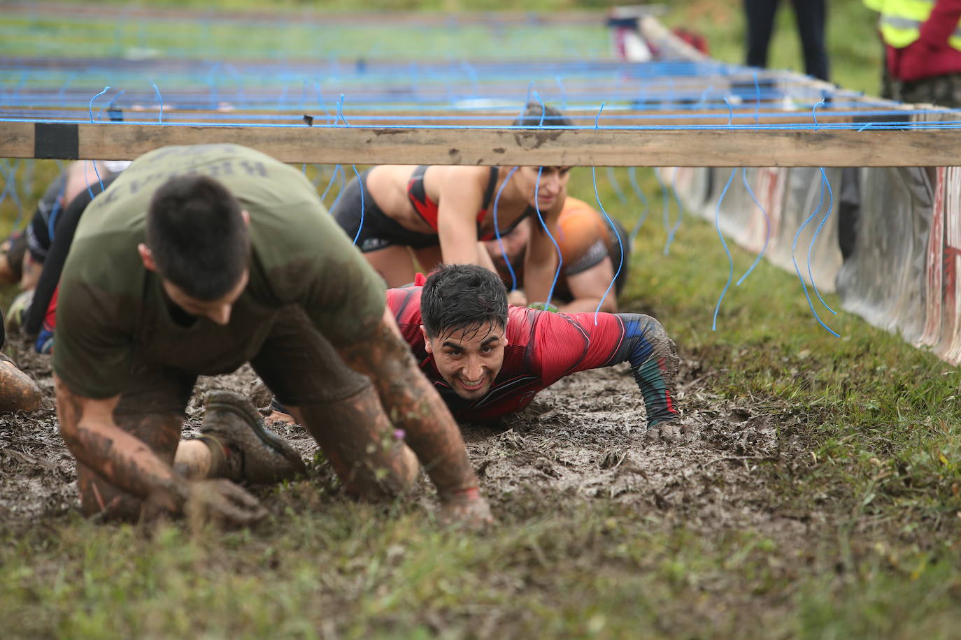 Cientos de deportistas se han dado cita en la capital de Asturias este domingo para participar en esta exigente prueba. Tuvieron que superar 25 obstáculos a lo largo de siete kilómetros