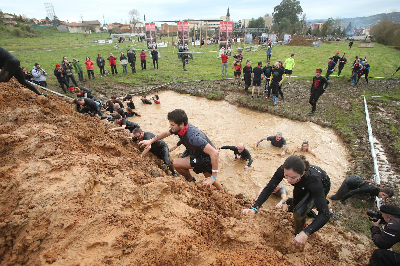 Cientos de deportistas se han dado cita en la capital de Asturias este domingo para participar en esta exigente prueba. Tuvieron que superar 25 obstáculos a lo largo de siete kilómetros