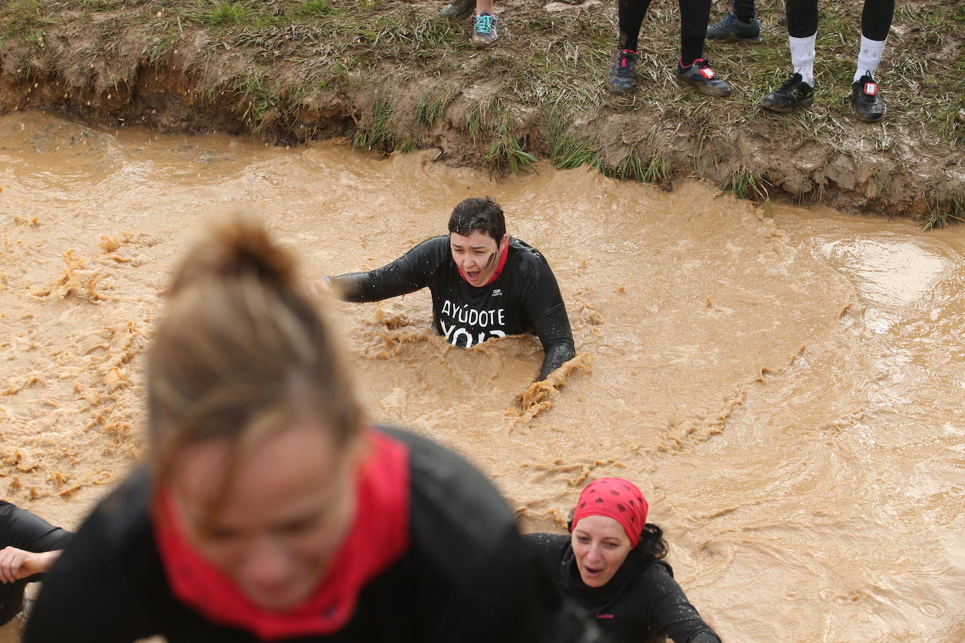 Cientos de deportistas se han dado cita en la capital de Asturias este domingo para participar en esta exigente prueba. Tuvieron que superar 25 obstáculos a lo largo de siete kilómetros