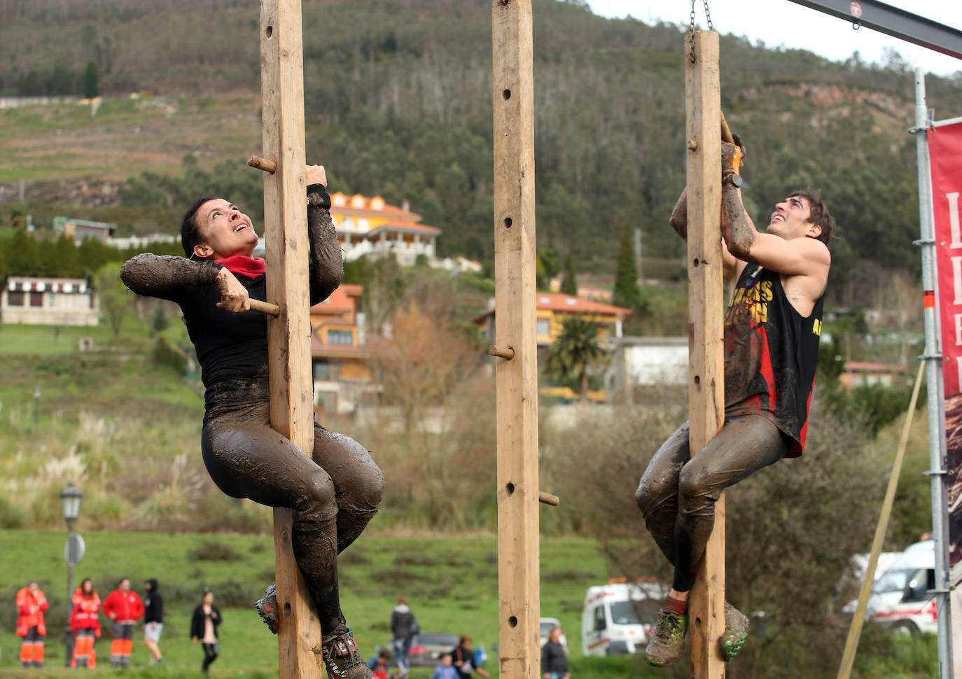 Cientos de deportistas se han dado cita en la capital de Asturias este domingo para participar en esta exigente prueba. Tuvieron que superar 25 obstáculos a lo largo de siete kilómetros