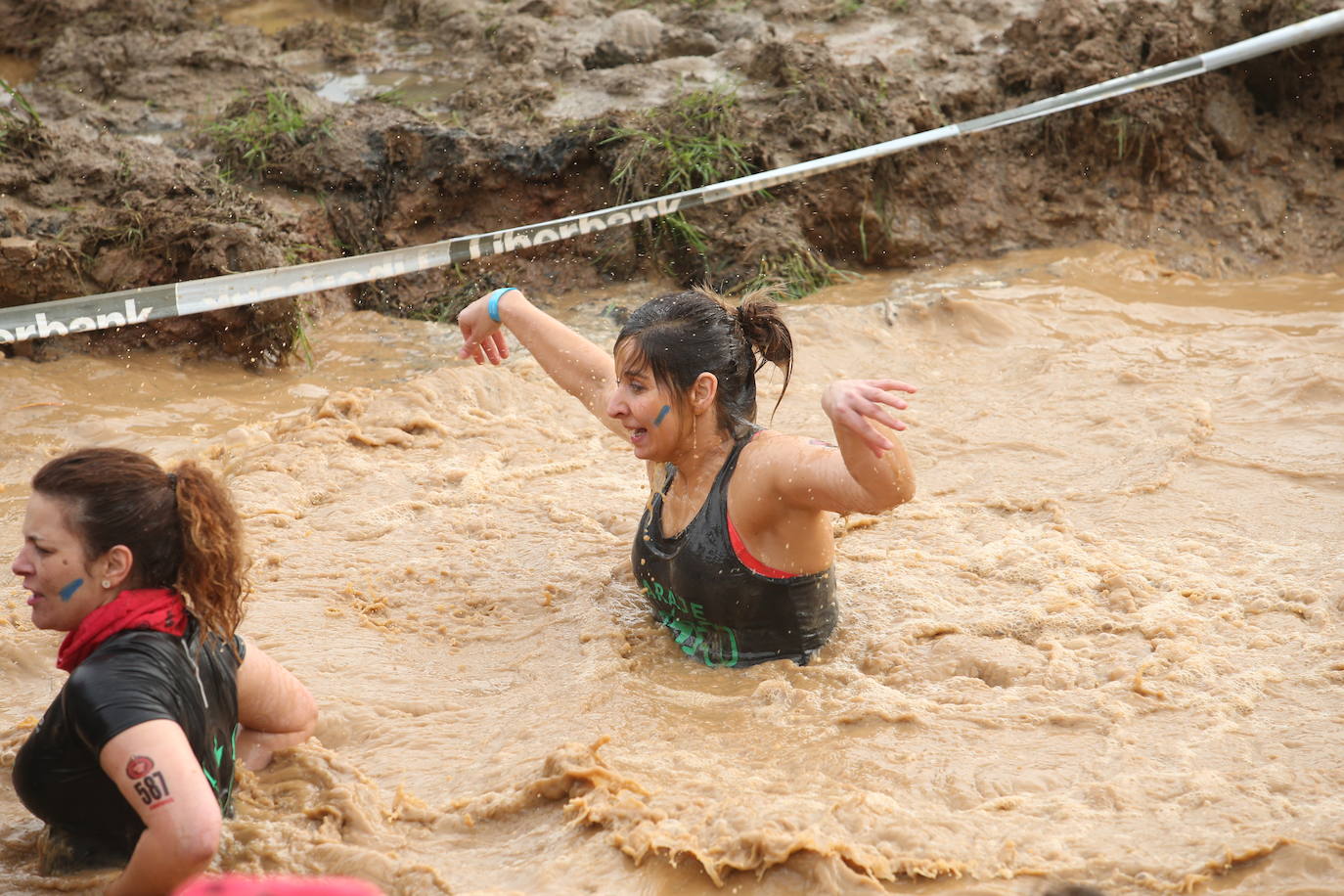 Cientos de deportistas se han dado cita en la capital de Asturias este domingo para participar en esta exigente prueba. Tuvieron que superar 25 obstáculos a lo largo de siete kilómetros