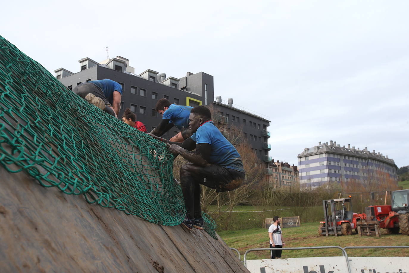 Cientos de deportistas se han dado cita en la capital de Asturias este domingo para participar en esta exigente prueba. Tuvieron que superar 25 obstáculos a lo largo de siete kilómetros