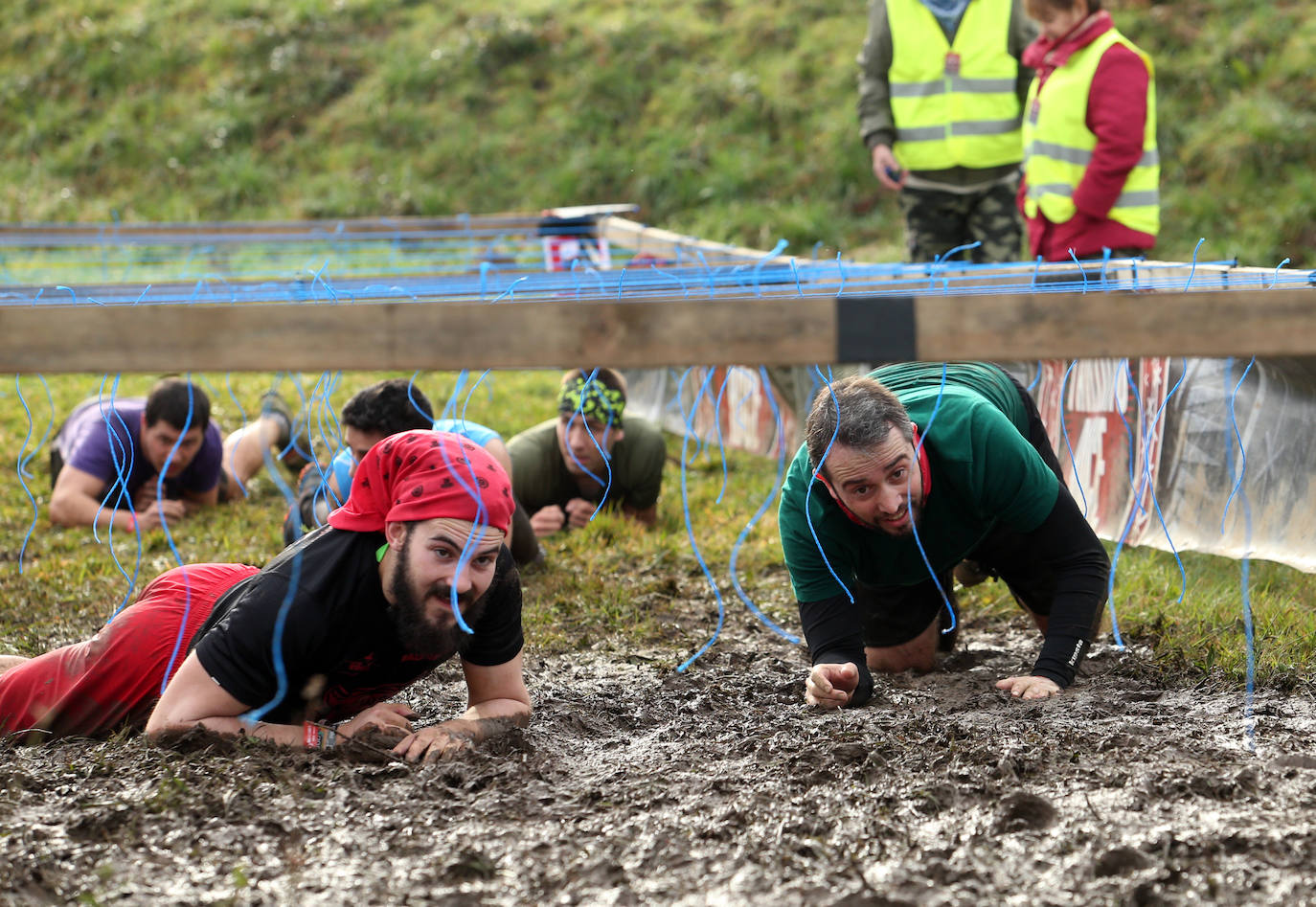 Cientos de deportistas se han dado cita en la capital de Asturias este domingo para participar en esta exigente prueba. Tuvieron que superar 25 obstáculos a lo largo de siete kilómetros