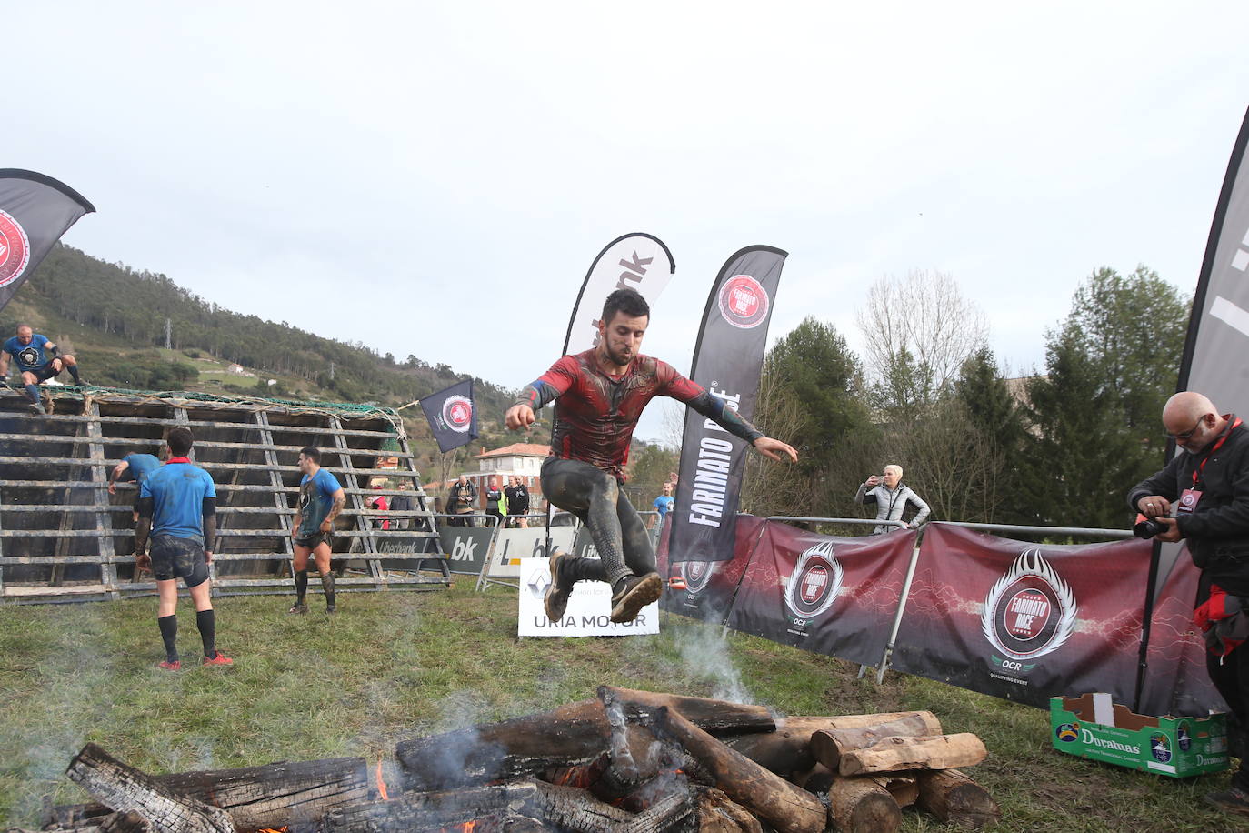 Cientos de deportistas se han dado cita en la capital de Asturias este domingo para participar en esta exigente prueba. Tuvieron que superar 25 obstáculos a lo largo de siete kilómetros
